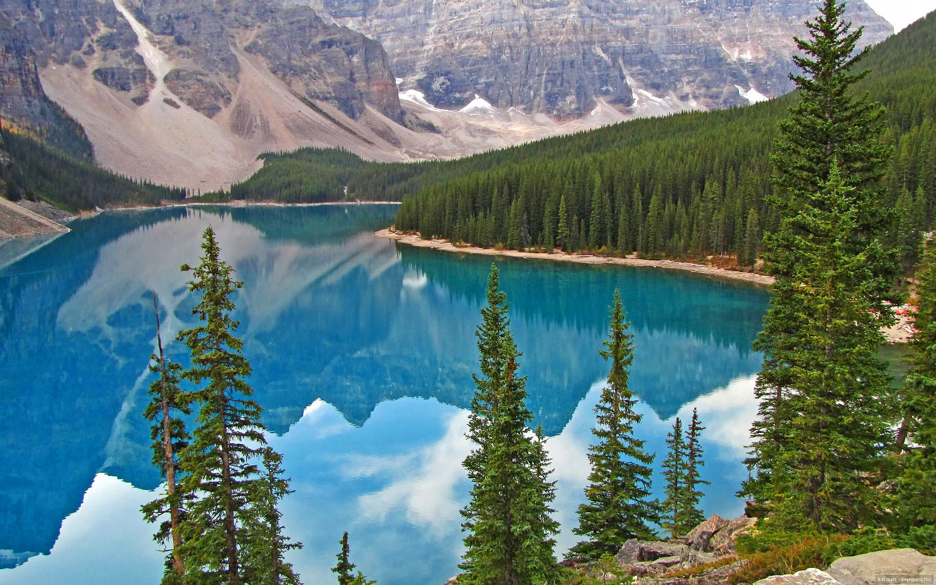 绿茵烽火连天外,篮下鹈鹕振翅来,一场跨越维度的焦点征服