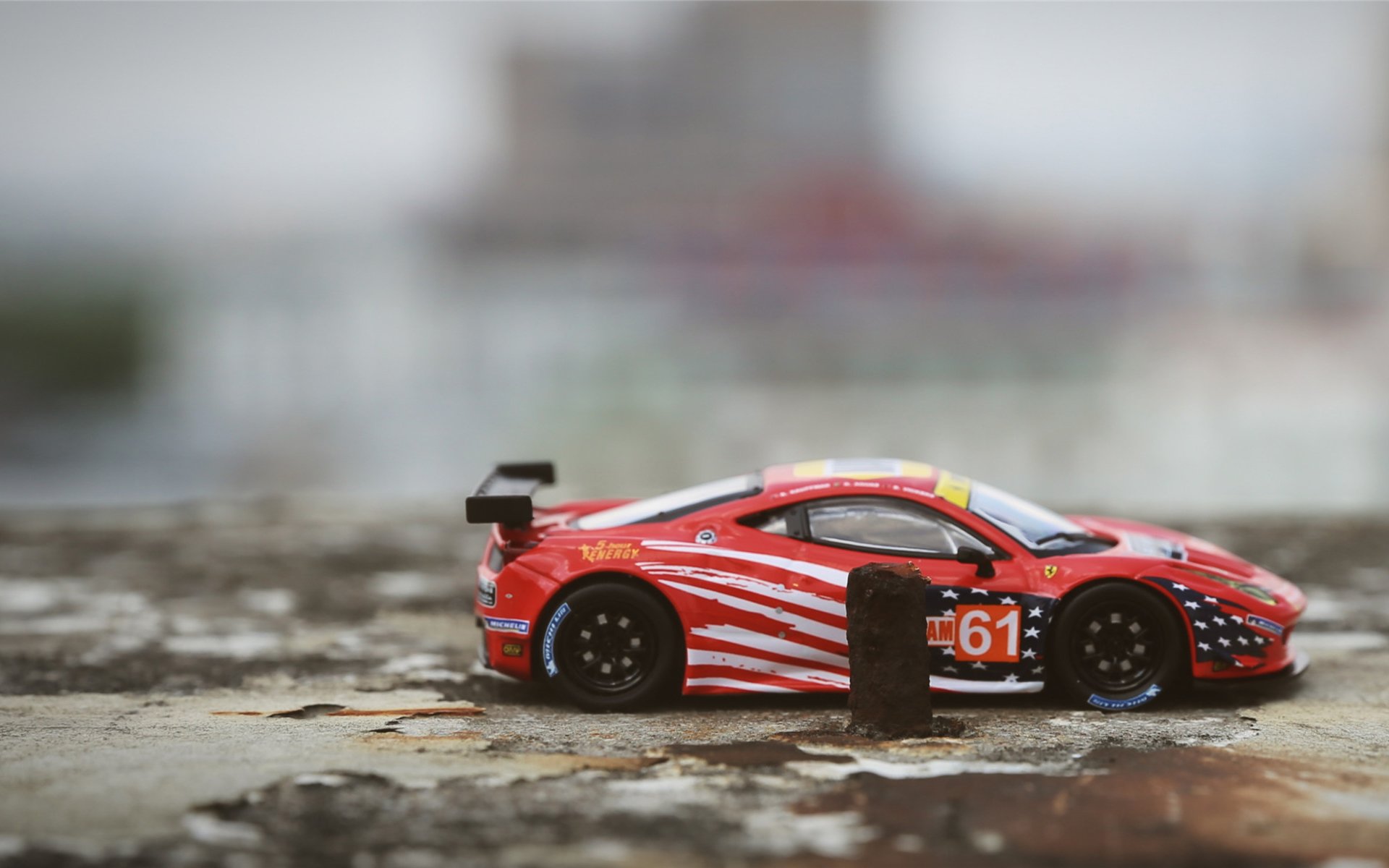 双线战火，F1赛道上的魔术师与新疆的午夜谜局